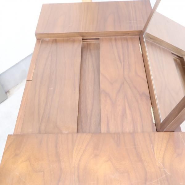 IDEE(イデー)のウォールナット e.a.u DRESSER(エアウドレッサー)です