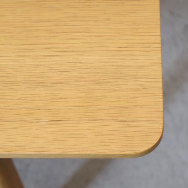 unico(ウニコ)のLOM(ロム)シリーズのダイニングテーブルです！シンプル