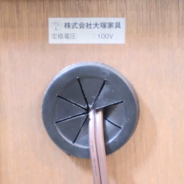 IDC大塚家具にて取り扱われていた、ビエンナ ナイトテーブルです。天板