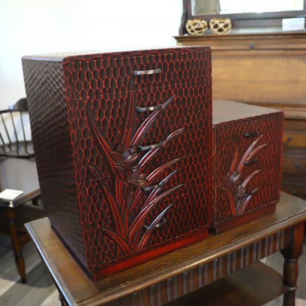 鎌倉彫の小物入れ 5段です。味のあるオリエンタルな雰囲気のミニ