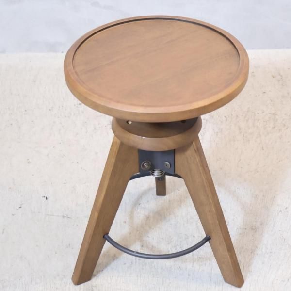 unico(ウニコ)のVIZ(ヴィズ) 回転スツールです。高さ調整も可能で