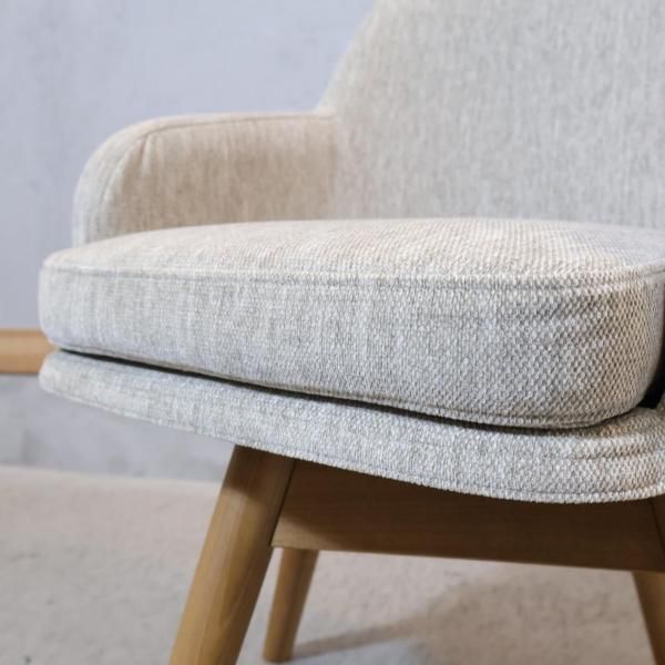 unico(ウニコ)のPIIVO(ピーヴォ) 回転式チェアです。丸みのある