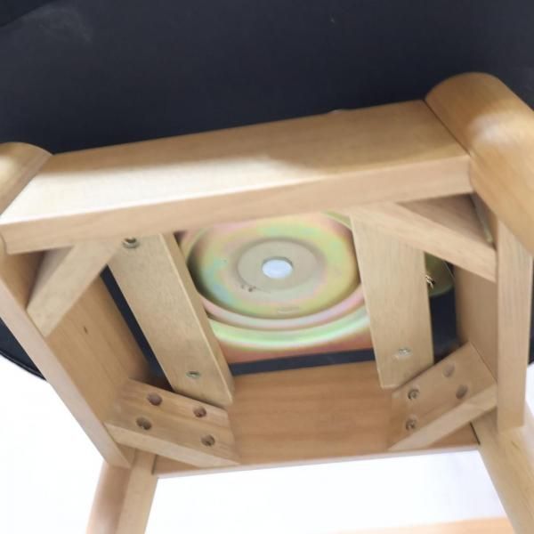 unico(ウニコ)のPIIVO(ピーヴォ) 回転式チェアです。丸みのある