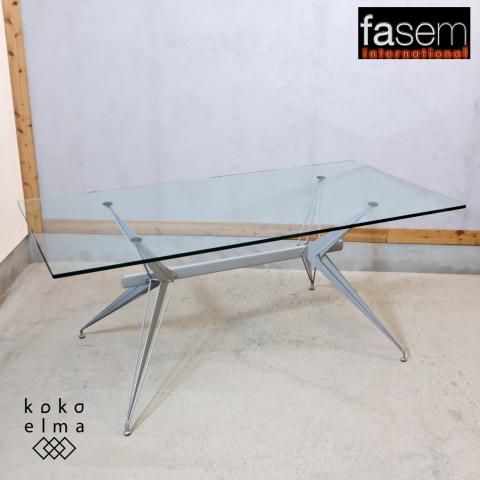 アクタス取り扱い Fasem(ファセム)のガラス ダイニングテーブルです