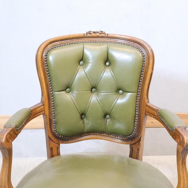 クラシカルなダイニングチェアです。グリーンのシックな色合いと