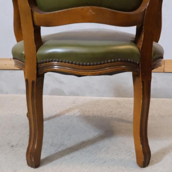 クラシカルなダイニングチェアです。グリーンのシックな色合いと