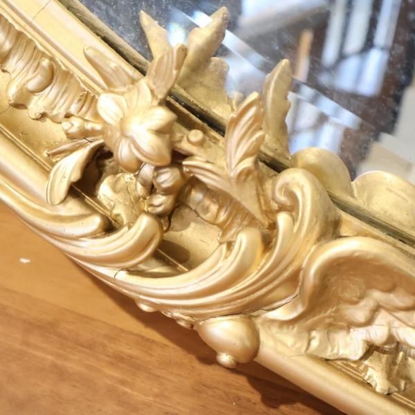 アンティーク調ウォールミラーです。深く美しいロカイユの曲線がぐるり