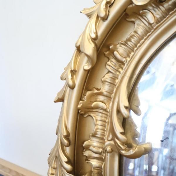 アンティーク調ウォールミラーです。深く美しいロカイユの曲線がぐるり