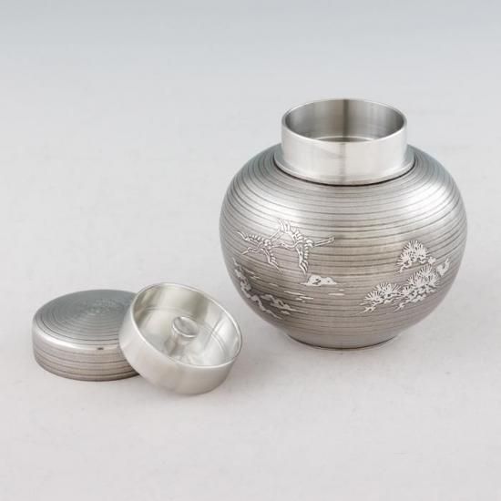 錫 茶壺 松鶴柄 黒漆加工 180g [No.3-2]｜薩摩錫器工芸館