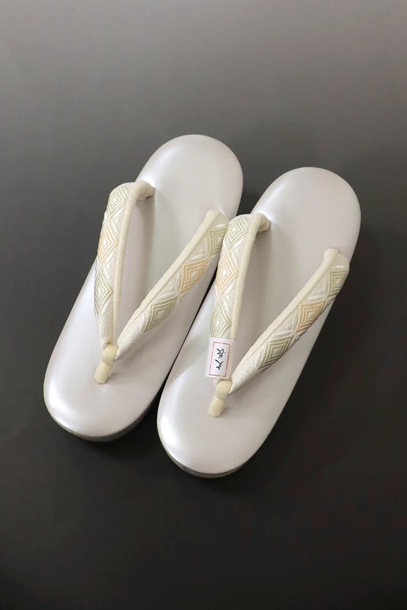 G-2926】京都衿秀 草履 桜鼠色 入子菱文刺繍入り鼻緒（Lサイズ）：高さ