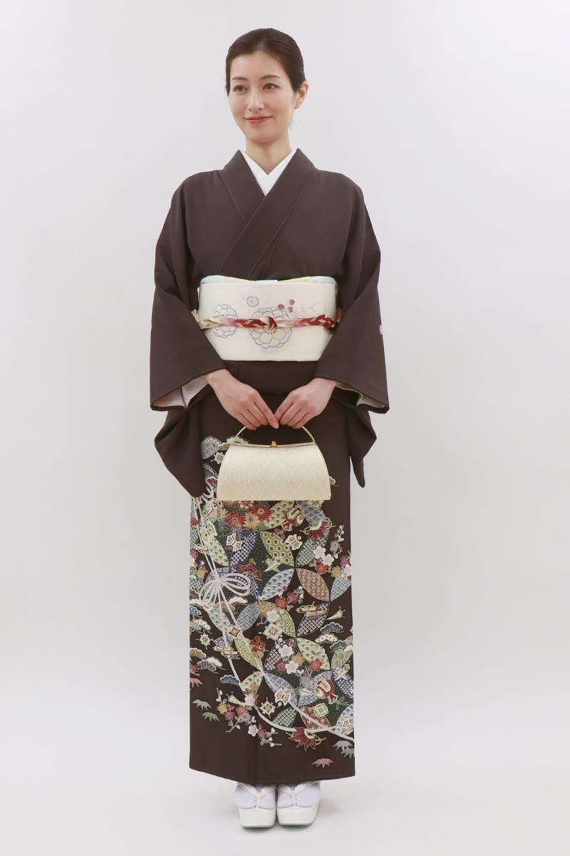 銀座【B-3906】染三ッ紋 色留袖 茶色系 四季花に吉祥文（落款入