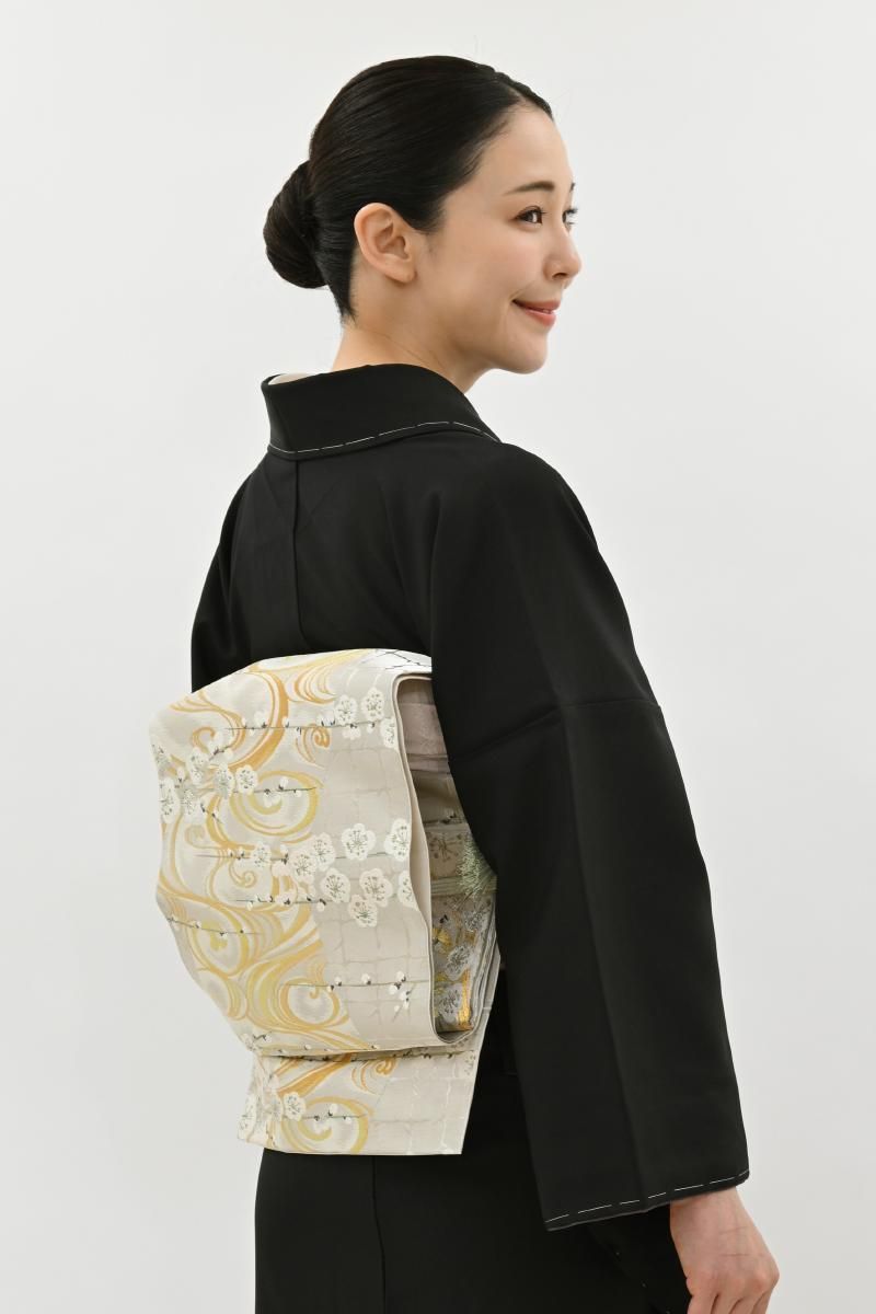 銀座【L-8638】西陣 川島織物製 袋帯 銀色 流水に梅の図（落款入