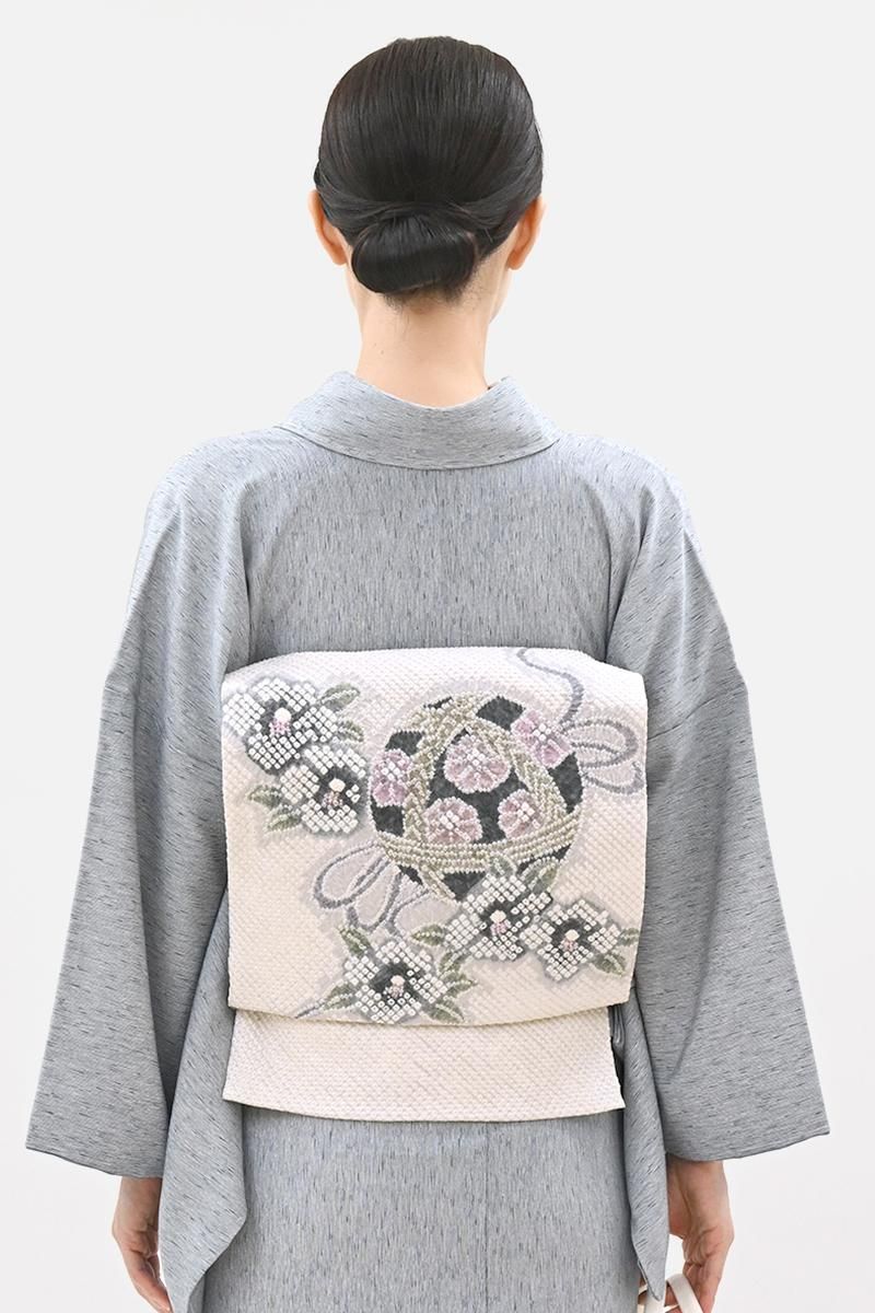 銀座【H-0974】藤娘 きぬたや製 絞り染め 名古屋帯 絹鼠色 手鞠や椿の