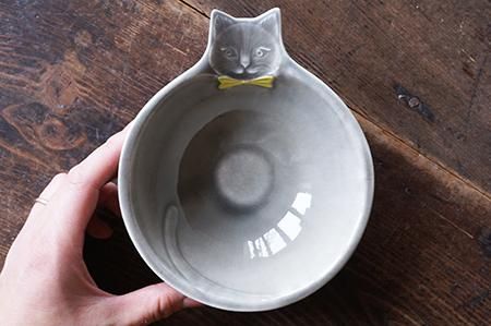 ウ21 黄色いリボンをつけた猫のフラットボウル（貫入/釉ヒビあり