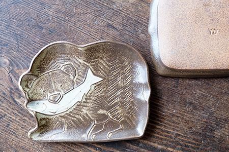 オ40 oldwhite 木彫りのくまのお皿 小 - 益子焼の小さな窯元