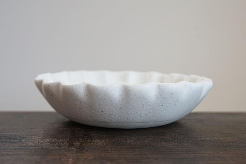 レ44 ホワイト マーガレット深小皿 - 益子焼の小さな窯元「よしざわ