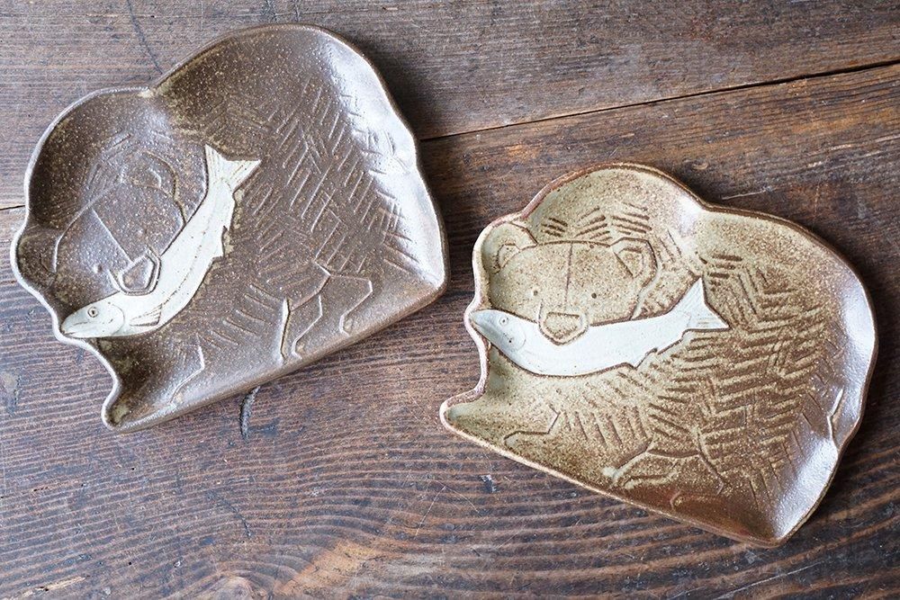 オ40 oldwhite 木彫りのくまのお皿 小 - 益子焼の小さな窯元