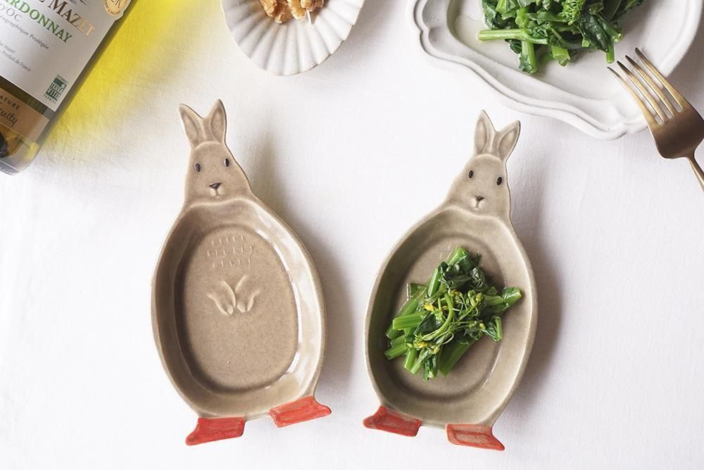 ユ3 長靴をはいたうさぎのお皿 - 益子焼の小さな窯元「よしざわ窯