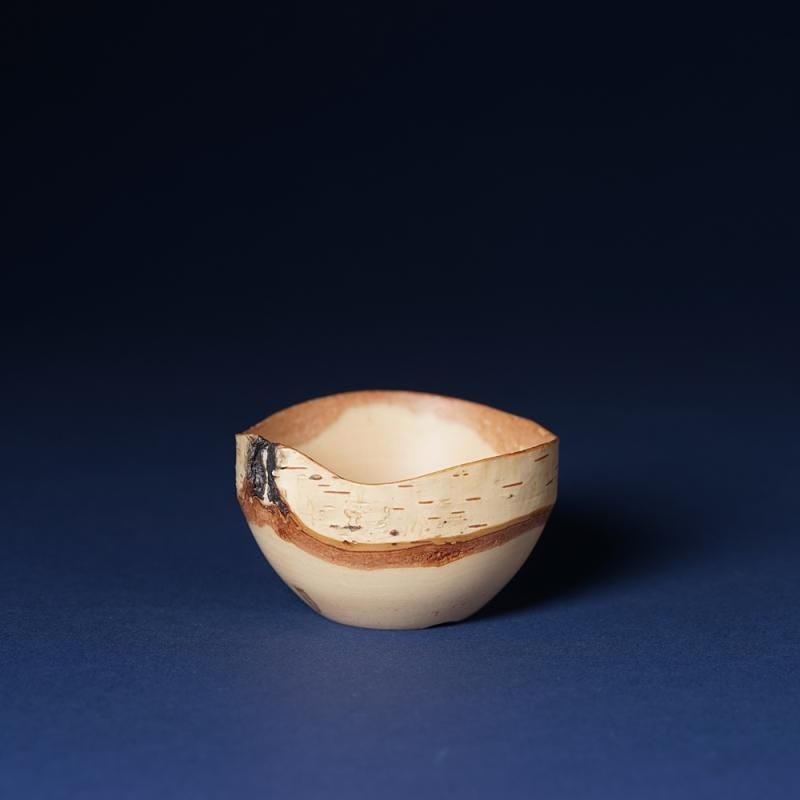 北海道の白樺を丸ごと使った盆栽鉢です。