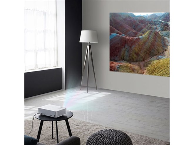 LG、独自技術「4ch LED」採用の4K LEDプロジェクター「HU70LS」 - 価格.com