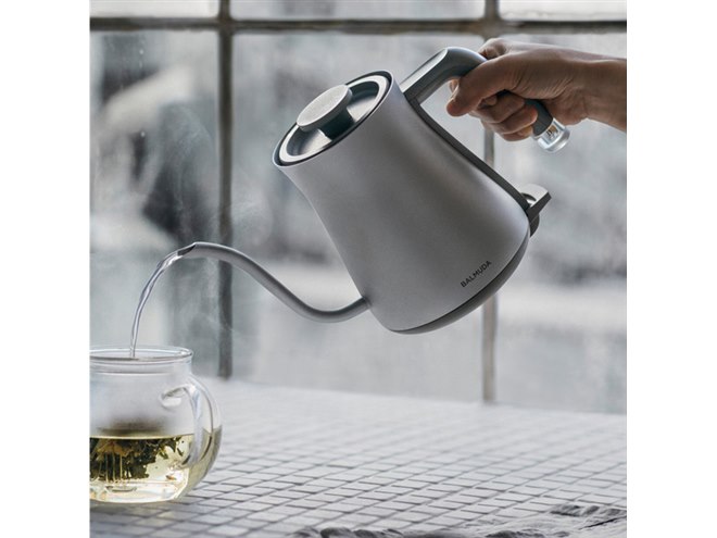 バルミューダ、“小さくて美しい”「BALMUDA The Pot」の新色シルバーを