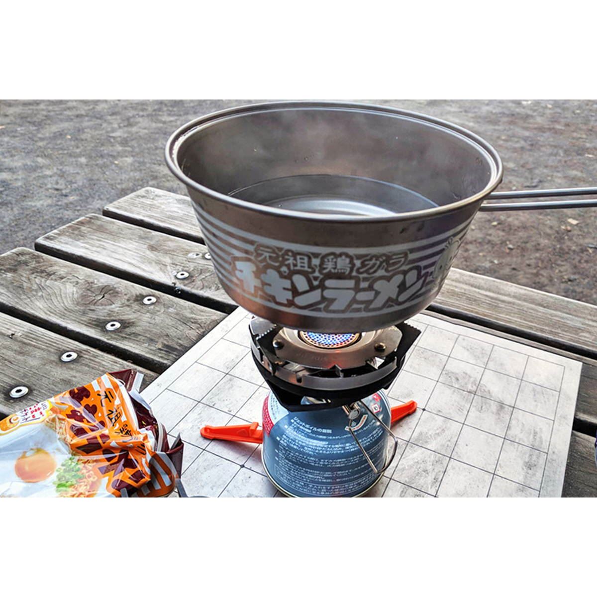 日清とスノーピークがコラボ！ チキンラーメン専用のアウトドア調理