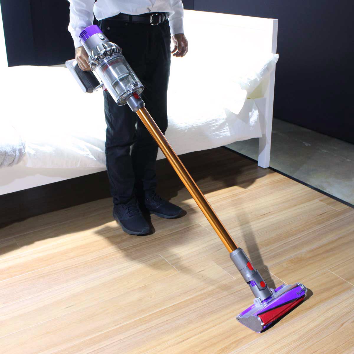 コード付きより強力!? ダイソン新コードレス掃除機「V10」の威力とは