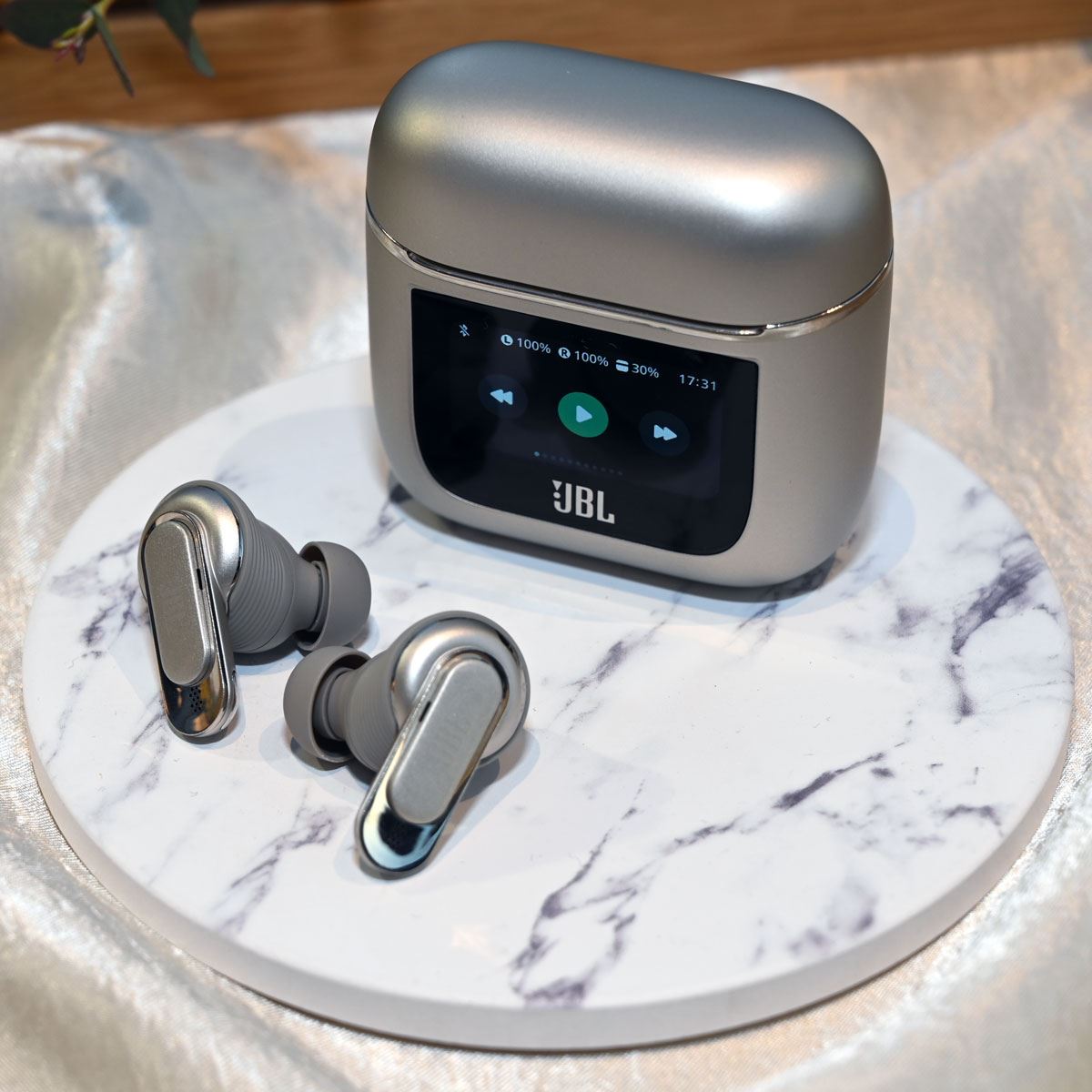 操作習慣に変革を迫る？ タッチディスプレイ付きケースな完全