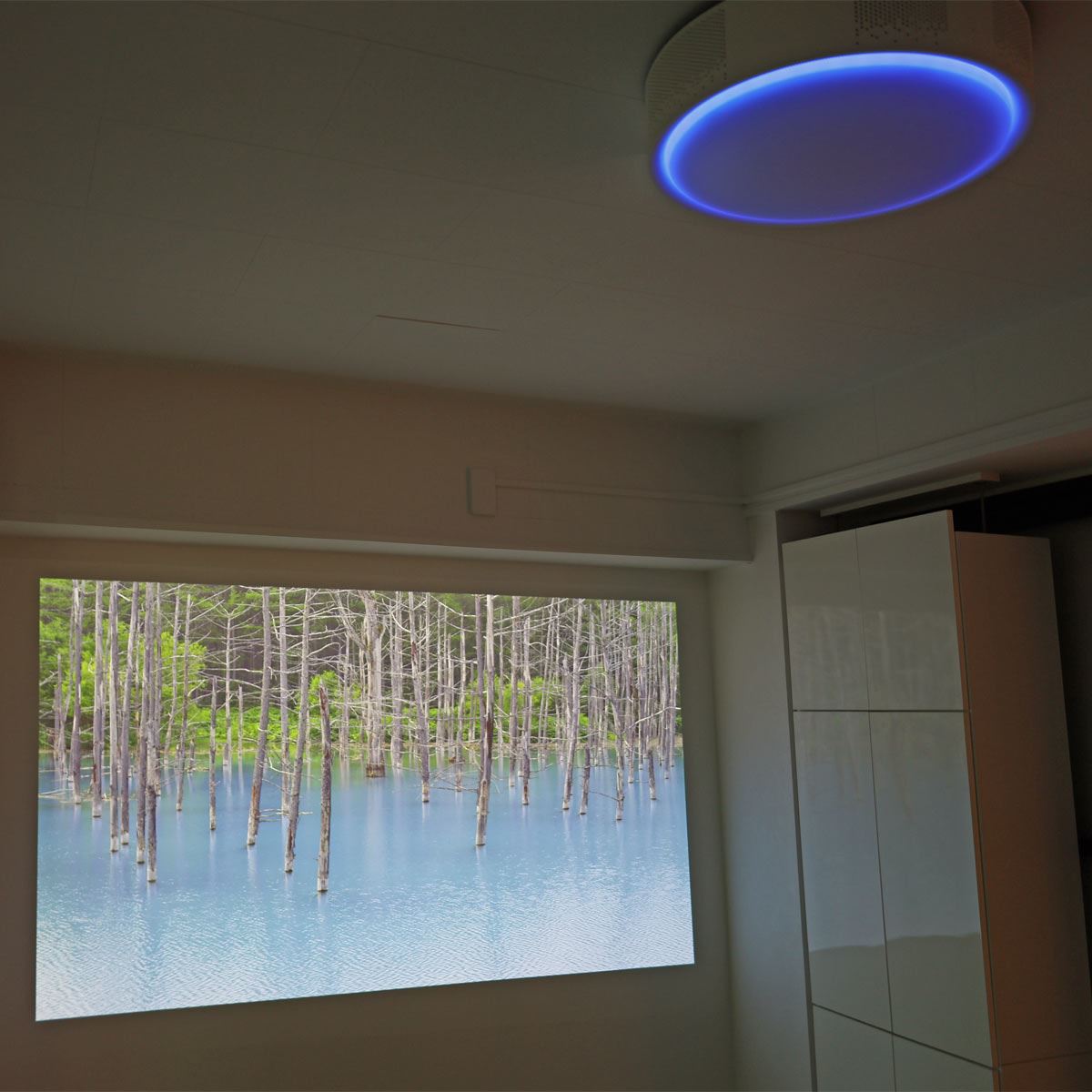 価格を抑えた“ライト”な照明一体型プロジェクター「Aladdin X2 Light