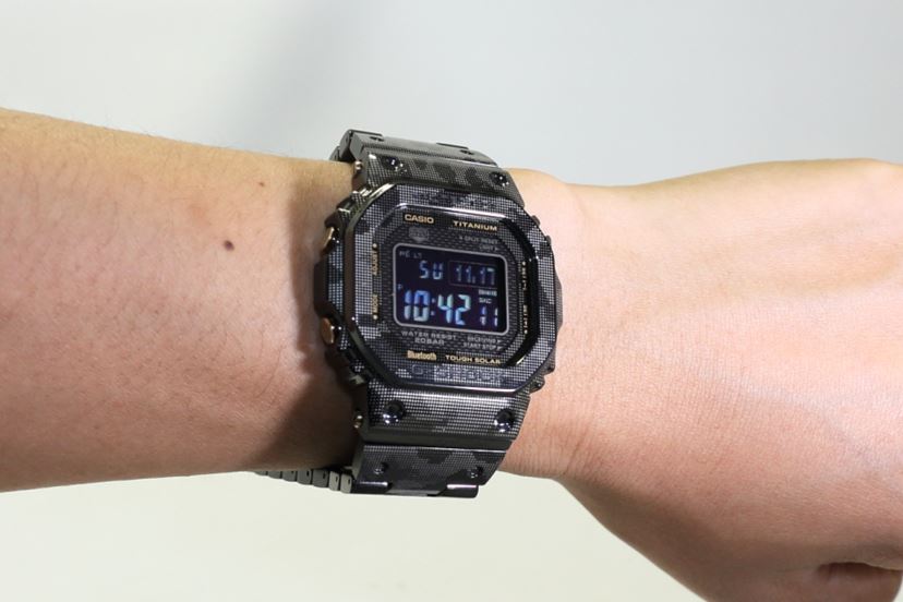 G-SHOCK」からフルチタンの「5000」が初登場！ レーザー彫りの迷彩柄が