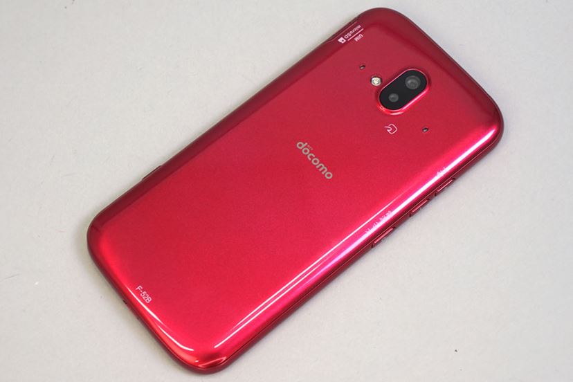 基本性能が大幅にアップしたシニア向け5Gスマホ、FCNT「らくらく