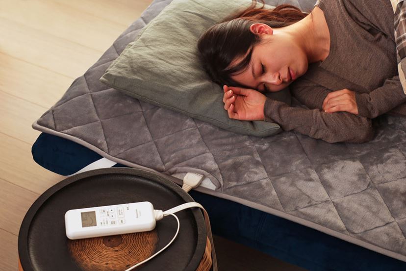 温度調節してくれる電気毛布で朝までぐっすり。パナソニック「暖房敷き
