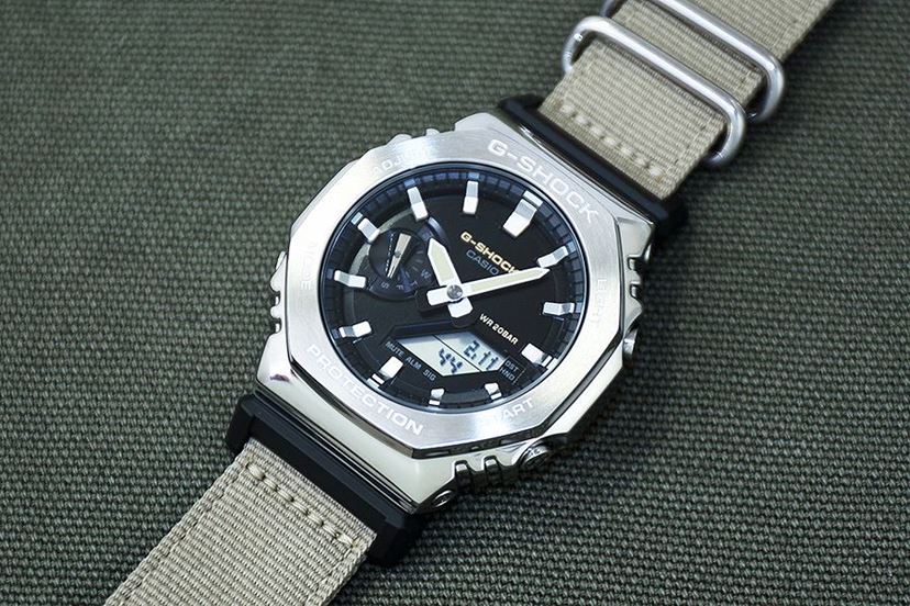 人気の八角形G-SHOCK「2100」の新作！ “ワーク”なクロスバンドモデルを