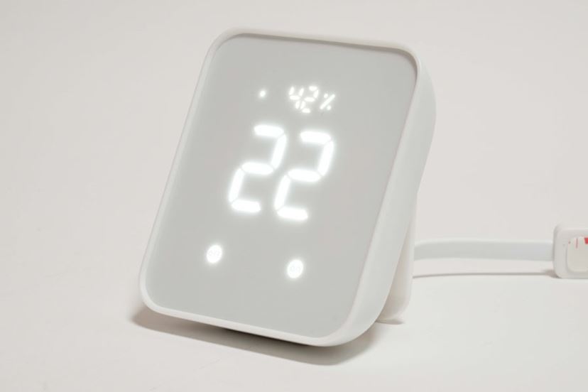 デジタル時計風のスマートリモコン「SwitchBot ハブ2」がかわいくて