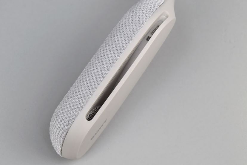 ヘッドホンよりスゴい！ 肩にのせるソニーのスピーカー「SRS-WS1