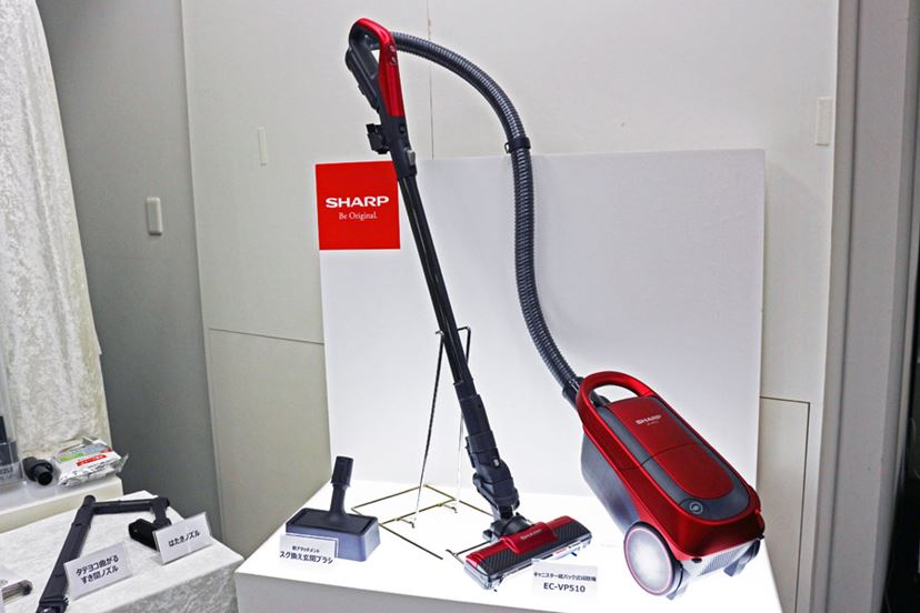 1台で玄関の掃除もできる！ シャープの“新”紙パック式キャニスター掃除