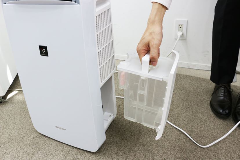 除湿しながら冷たい風で涼めるシャープの冷風機能付き除湿機