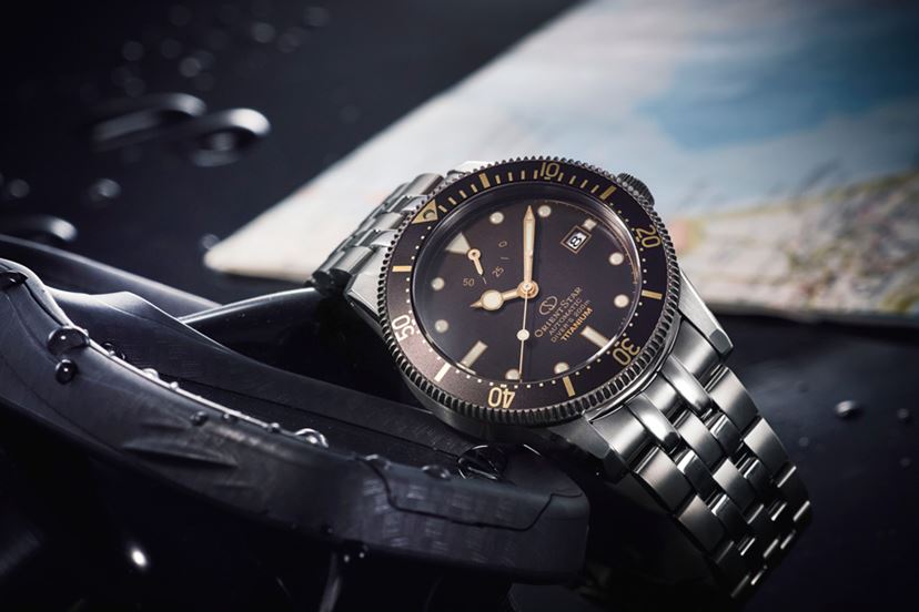 チタン×金色は名コンビだ！ オリエントスターのダイバーズウォッチ60