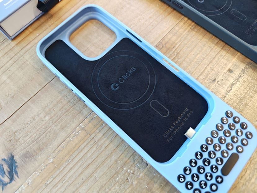 iPhoneに物理キーボードを追加する「Clicks Keyboard」が登場 - 価格