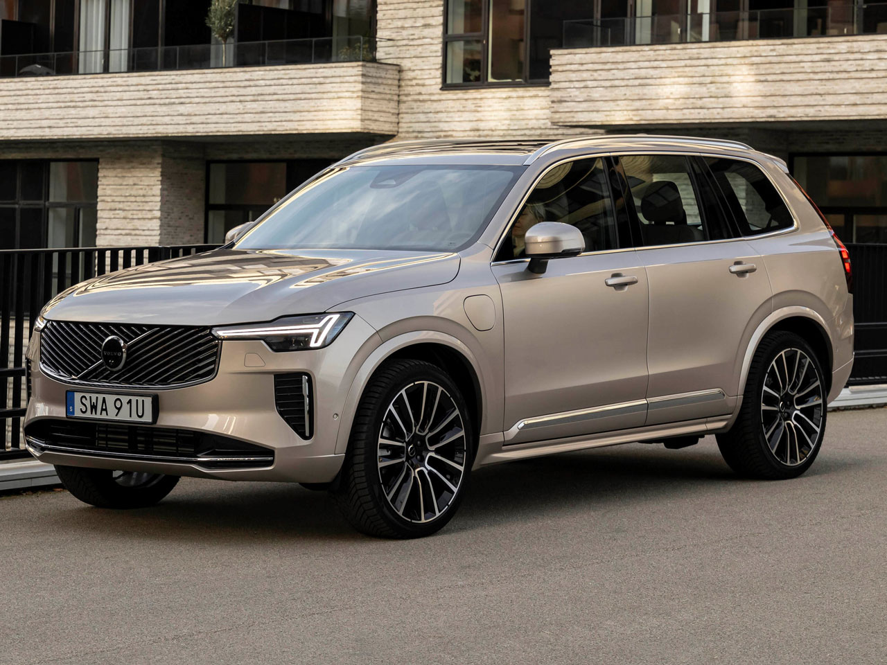 ボルボ XC90 プラグインハイブリッドの価格・新型情報・グレード諸元