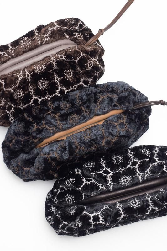 mina perhonen×hitomi shinoyama design clutchバッグ-anemone- - ミナ