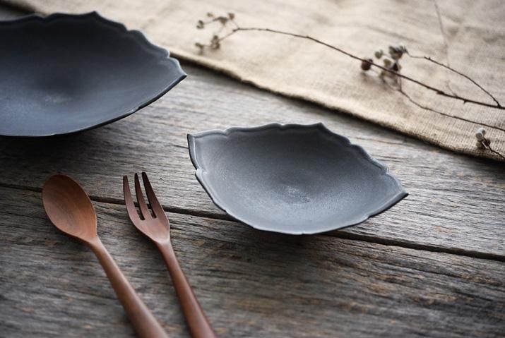 木下和美｜黒釉輪花ひし形皿（M）｜作家のうつわ通販｜和食器セレクト