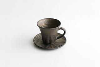 松本郁美｜白磁掻き落とし 輪花豆皿（茶花）｜作家のうつわ通販｜和