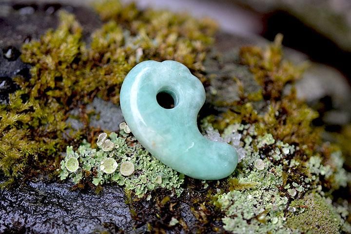 POLISHED by Nehan・緑・透過・高品質】糸魚川翡翠輝石・勾玉 約9.5g