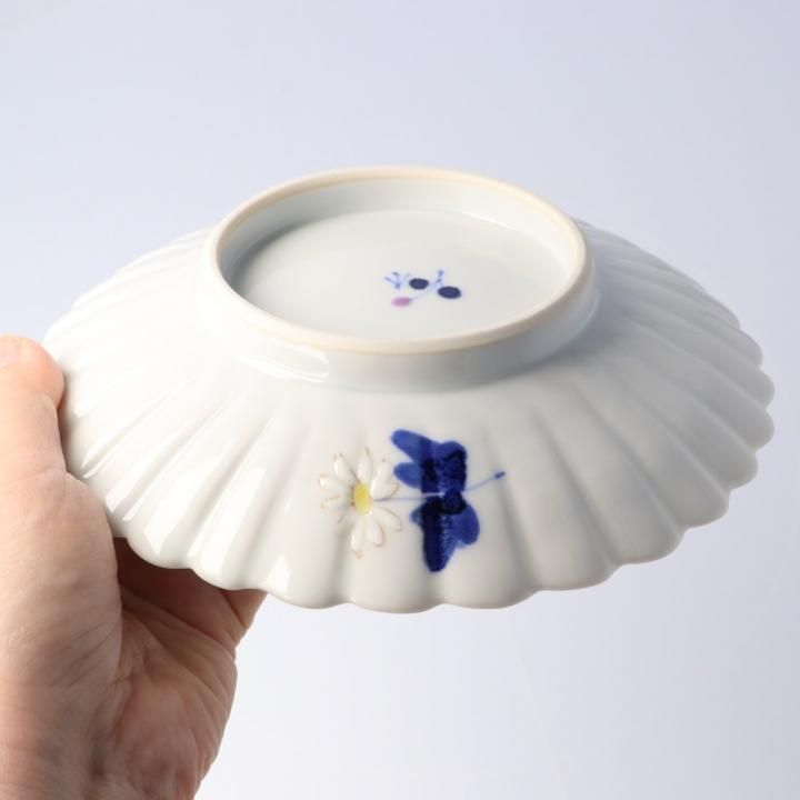 宮腰綾】九谷焼 5寸陽刻深鉢 ひな菊｜やさしい色合いと可憐な花模様が