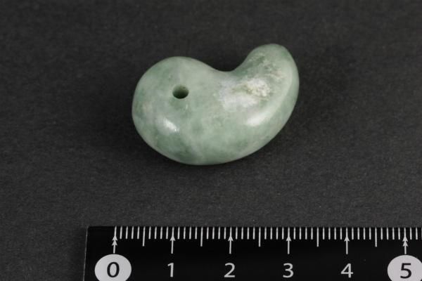 糸魚川産 翡翠 勾玉 15.4g｜天然石勾玉 通販のキラリ石