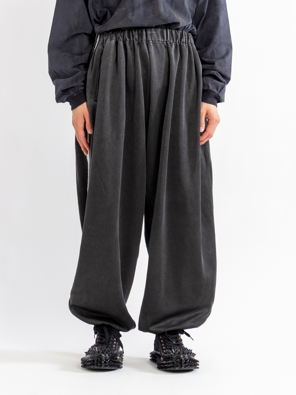 FADED BLACK TRACK PANTS-フェイデッドブラックトラックパンツ-doublet