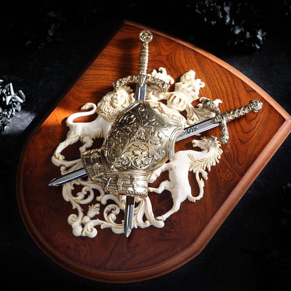 盾と剣の壁掛けオブジェ（金・レリーフ） - 海福雑貨通販部