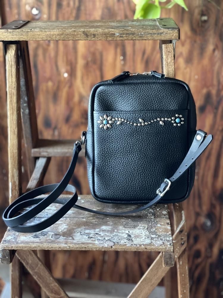 シュリンクシボレザースタッズ ボディバッグ ブラック / Shrink Shibio