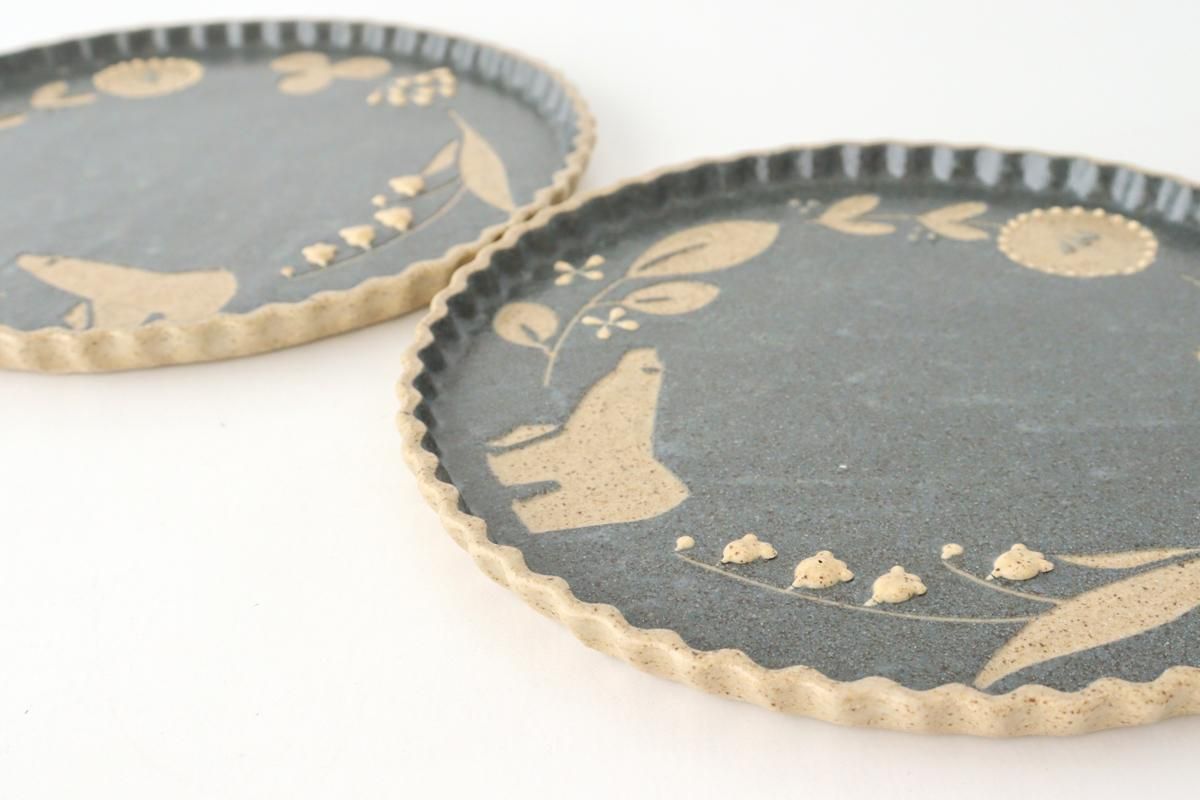 なみなみプレート｜中凸｜シロクマ｜紺｜陶器｜苔色工房｜田中遼馬｜和